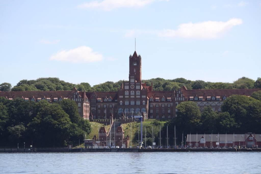 Gemuetliche Haushaelfte Mit Garten Und Terrasse Flensburg Bagian luar foto