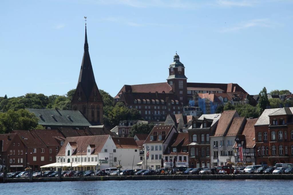 Gemuetliche Haushaelfte Mit Garten Und Terrasse Flensburg Bagian luar foto
