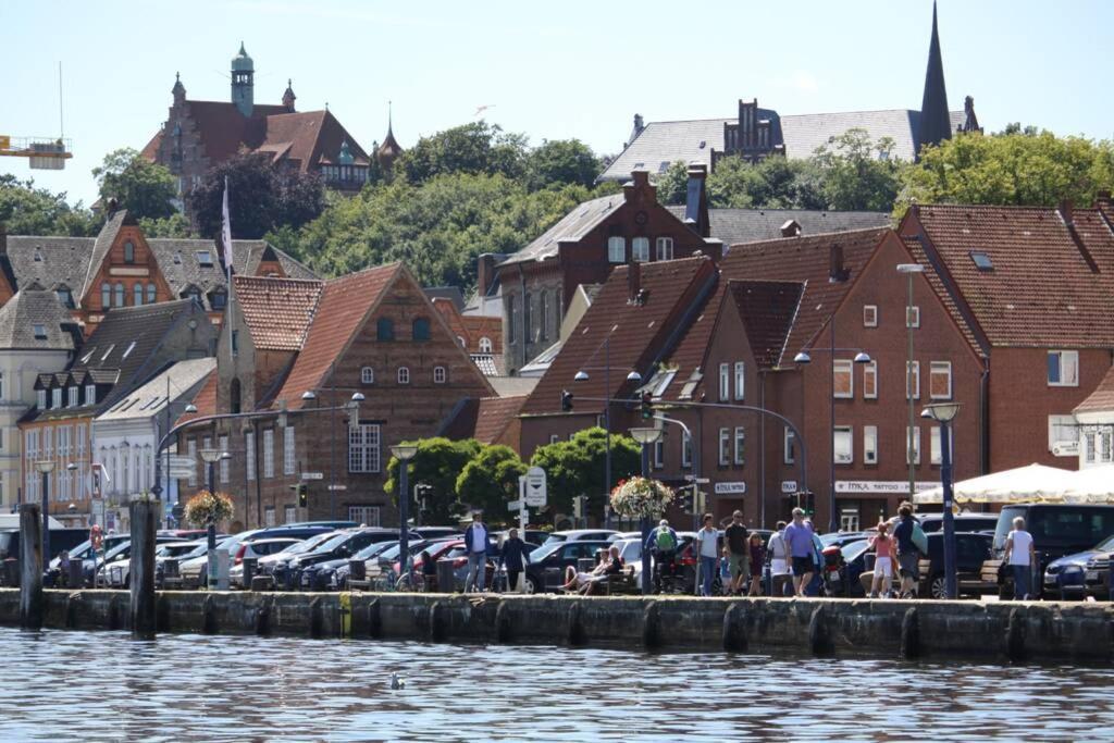Gemuetliche Haushaelfte Mit Garten Und Terrasse Flensburg Bagian luar foto